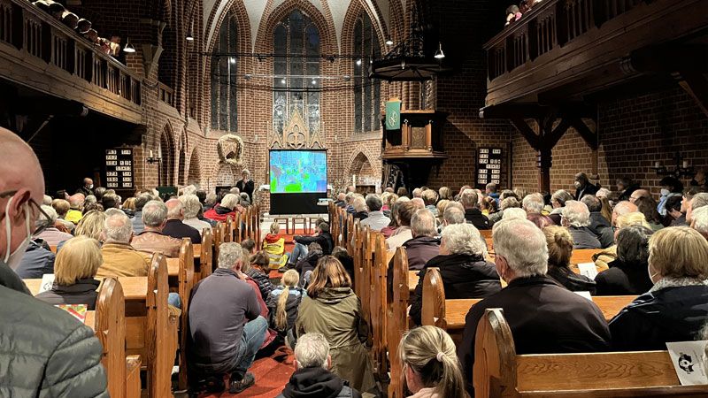 Die voll besetzte Ramelsloher Kirche beim Vortrag von Seevetals Bürgermeisterin Emily Weede. | Foto: Gemeinde Seevetal