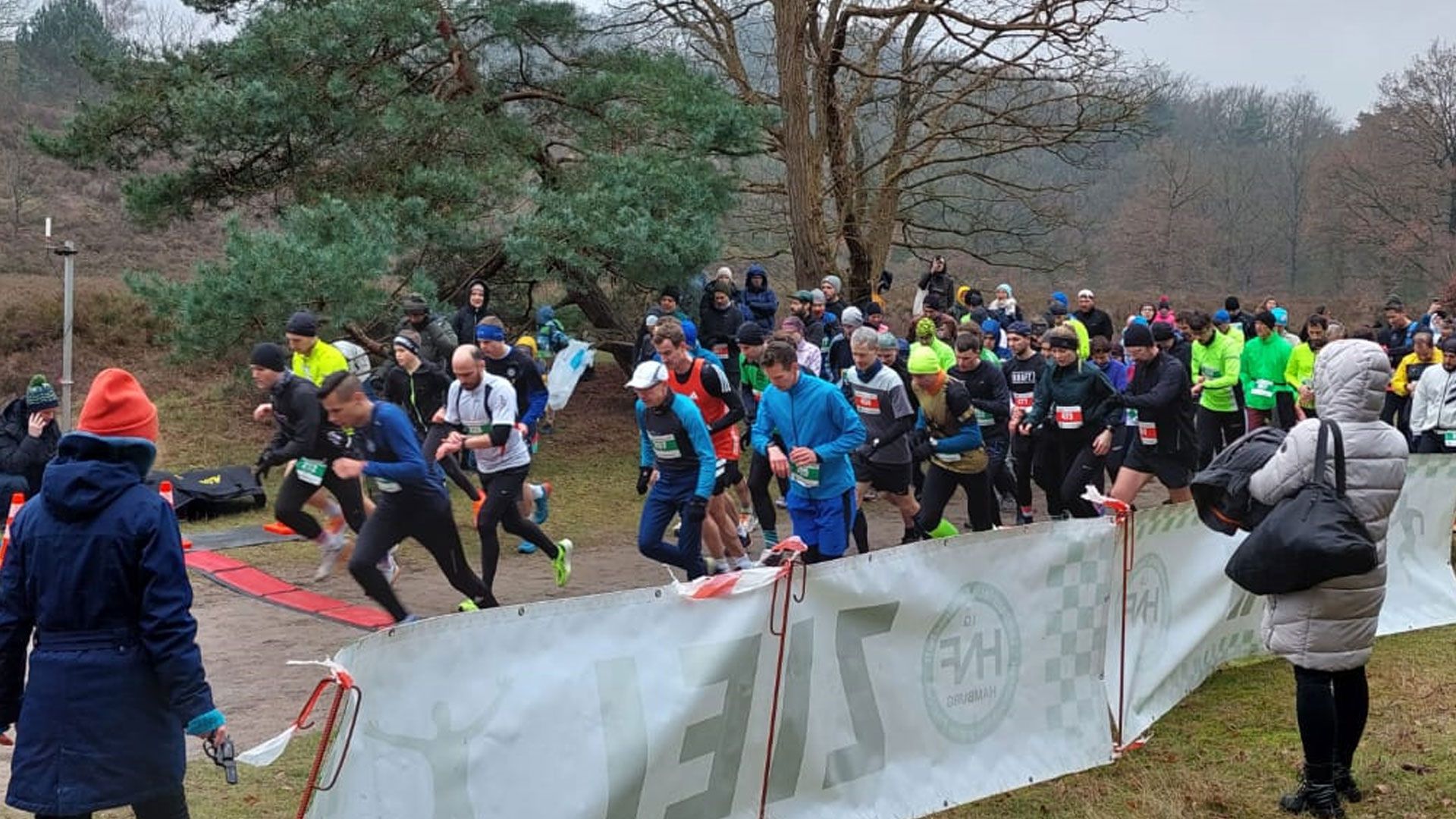 Die Läufer beim Start der Langstrecke. | Foto: HNT
