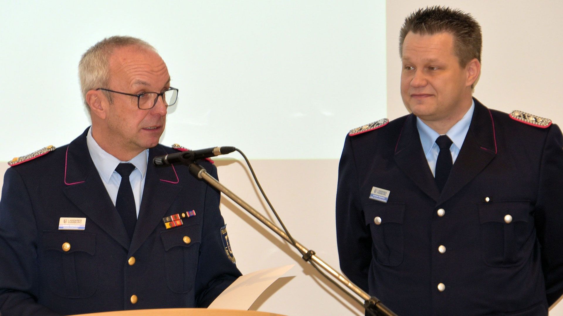 Kreisbrandmeister Volker Bellmann mit dem neuen 2. stellvertretenden Kreisausbildungsleiter Andreas Kallmeier. | Foto: ein