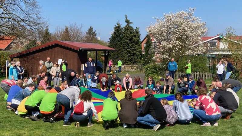 Kinder, Eltern und Mitarbeiter:innen sind gleichermaßen begeistert von Kirche Kunterbunt in Brackel. Am 27. August ist es wieder soweit. | Foto: ein