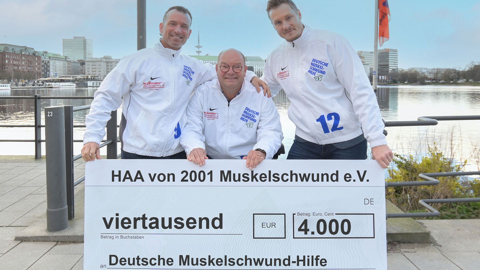 Andreas Kaiser (links) überreicht Dirk Rosenkranz (Mitte) und Marcell Jansen den Scheck der Harburger Altherren-Auswahl Muskelschwund e.V. über 4.000 Euro. | Foto: Niels Kreller
