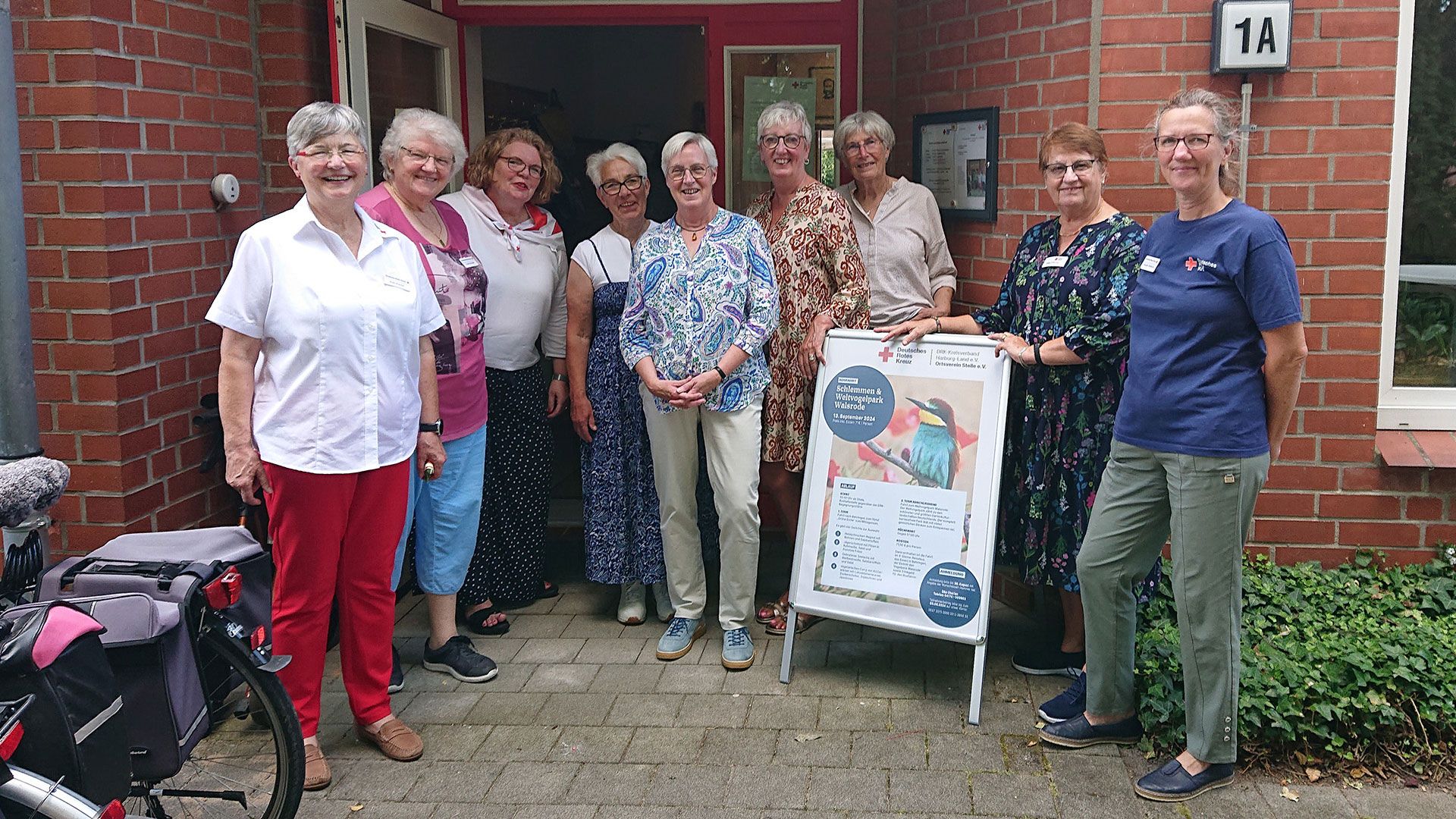 Gute Laune beim DRK-Ortsverein Stelle: Ruth Rudnik (von links), Ursel Schröder, Petra Husfeldt, Edeltraud Lenschow, Heidrun Seidel, Heike Klemp, Karin Koch, Elke Cherian und Kerstin Gödecke. | Foto: Alexandra Petersen/DRK Kreisverband Harburg-Land e.V.