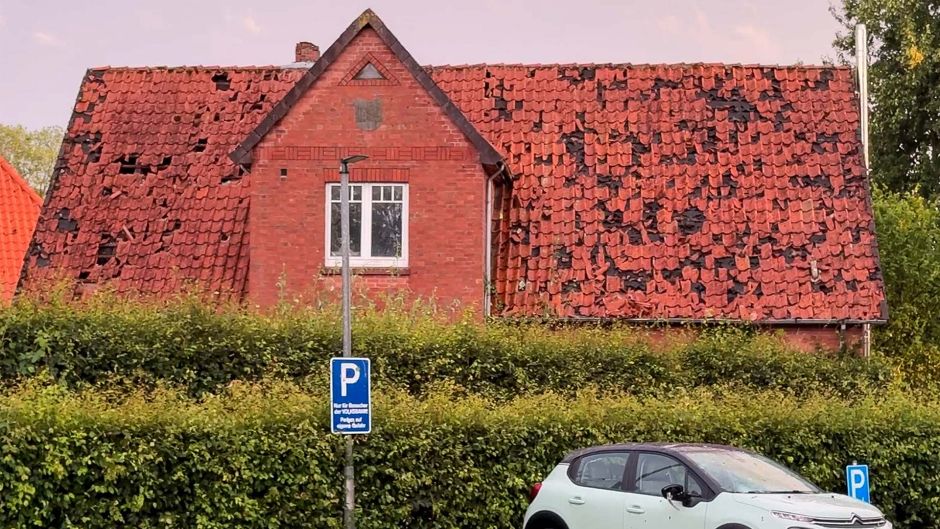 Die Wucht des Hagels hat dieses Dach zerstört. Foto: JOTO