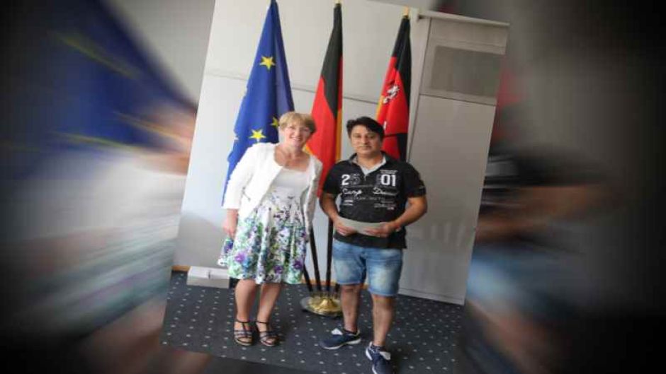 Die stellvertretende Landrätin Anette Randt überreichte die Einbürgerungsurkunden an Mansur BASCHIRI (Wohnort Neu Wulmstorf, Afghanistan) | Foto: ein