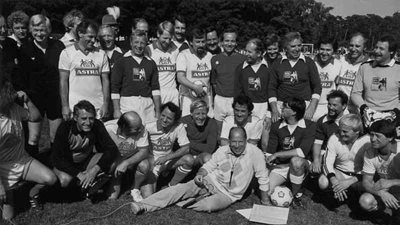 Ende August 1983 wirkte Heinz "Muffel" Seyffert (sitzend, Mitte neben Krimi-Regisseur Jürgen Roland) in einem Wohltätigkeitsspiel einer "Harburger Auswahl" auf dem HTB-Sportplatz Jahnhöhe gegen eine Prominenten-Elf mit. Mit dabei waren Ex-Nationaltorhüter Hans Tilkowski, Box-Olympiasieger Dieter Kottysch, Charly Dörfel, Willi Schulz, "Schorsch" Volkert und Jürgen Werner vom HSV sowie Günter Netzer. | Foto: ein