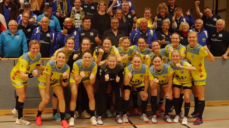 BSV-Spielerinnen mit den Fans des Fan-Clubs „Has‘ und Igel“. | Foto: ein