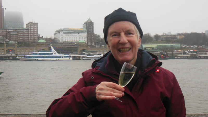 Wanderführerin Helga Weise mit Sektglas am Elbtunnel. | Foto: ein
