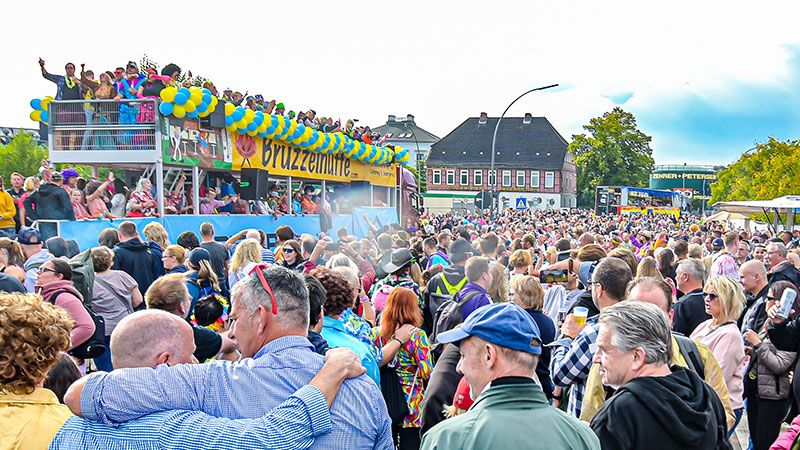 Tausende feierten am Samstag im Harburger Binnenhafen fröhlich und friedlich beim Discomove. | Foto: Niels Kreller