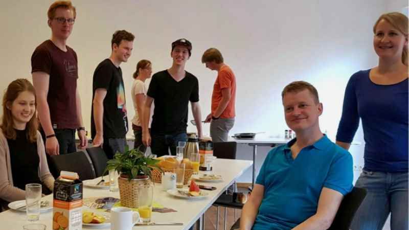 Beim Brunch mit einem Impuls zu einem Thema treffen sich junge Erwachsene aus dem Kirchenkreis zum „SpätStück“. | Foto: ein