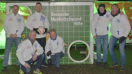 Gerd Jobmann, Andreas Kaiser, Marco Hörmann, Jörg Duve, Martin Ilker und Wolfgang Völkers  (v.L.n.R.) freuen sich wie jedes Jahr auf eine erfolgreiche Torwandmeisterschaft auf dem Harburger Weihnachtsmarkt. | Foto: Niels Kreller