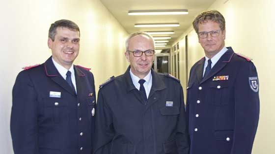 Sie präsentierten eine beeindruckende Bilanz für die Kreisfeuerwehr: Kreisbereitschaftsführer Stephan Schick (von links), Kreisbrandmeister Volker Bellmann und stellvertretender Kreisbereitschaftsführer Michael Matthies. | Foto: ein/Matthias Köhlbrandt