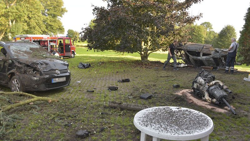 Hinten rechts der ausgebrannte Mercedes AMG, davor der herausgerissene Motorblock. Vorne links der CW, den der AMG bei seinem Flug durch die Luft beschädigte. | Foto: JOTO