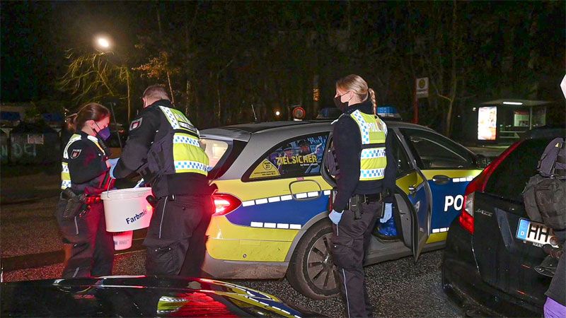 Unter anderem in diesem Farbeimer war kiloweise Marihuana in einem Kellerverschlag des Mehrfamilienhauses versteckt, das Polizeihund Whisper aber erschnüffelte. | Foto: HamburgNews