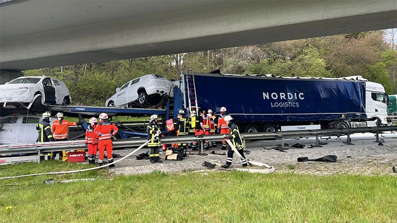 Der Fahrer des mit PKW beladenen Sattelschleppers kam bei dem Unfall ums Leben. | Foto: HamburgNews