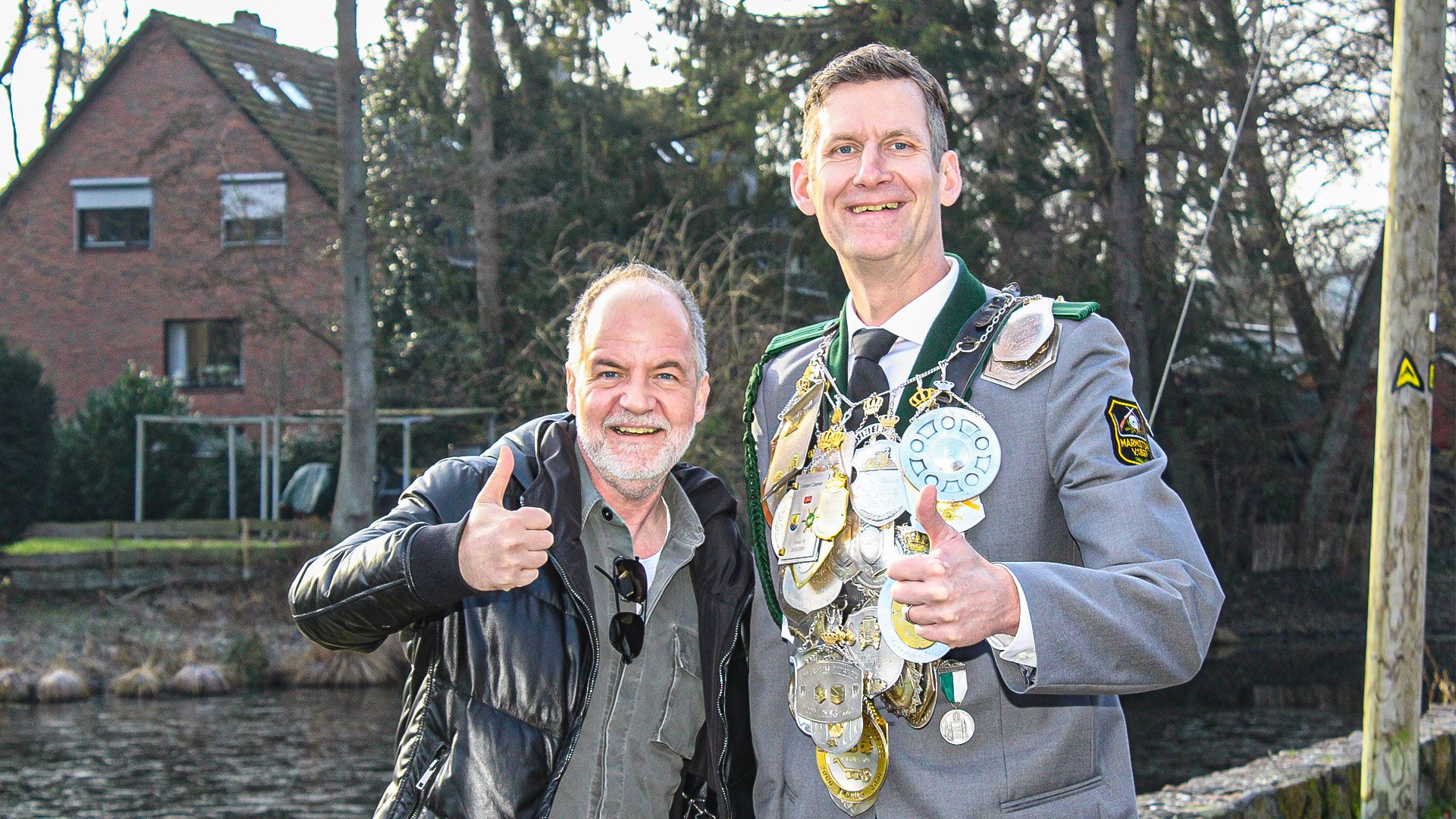 Schauspieler Marek Erhardt (links) und Marmstorfs Schützenkönig Michael Karstens haben schon einmal den Ort des Geschehens der Marmstorfer Teichwette begutachtet. | Foto: Johannes Tapken
