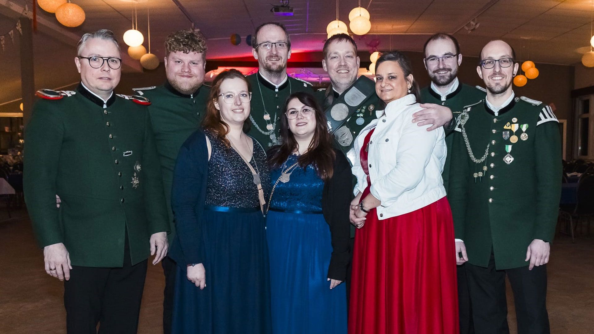 Die Tostedter Königscrew freut sich auf das Schützenfest: Tim Goetsch, Nils Stoffers Laura Reinecker, König Sven, Denise Schill, S.M. Marc der Farbenfrohe, Ivonne Goetsch, Felix Werner, Philipp Reinecker (v.l.). | Foto: Simone Meyer