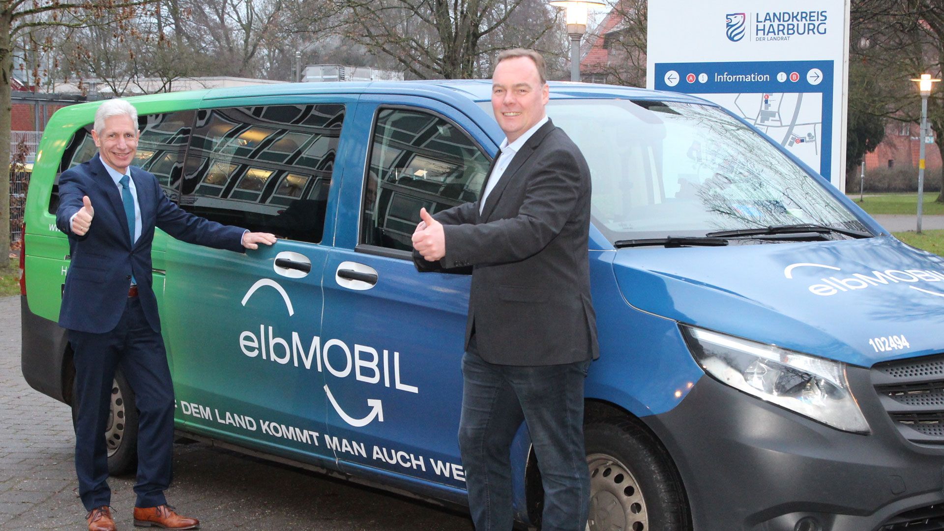 Landrat Rainer Rempe und Bürgermeister André Wiese freuen sich über die Beliebtheit des elbMOBIL, das nun in einem neuen Look unterwegs ist. Krankheitsbedingt fehlt Samtgemeindebürgermeisterin Kathrin Bockey. | Foto: Landkreis Harburg