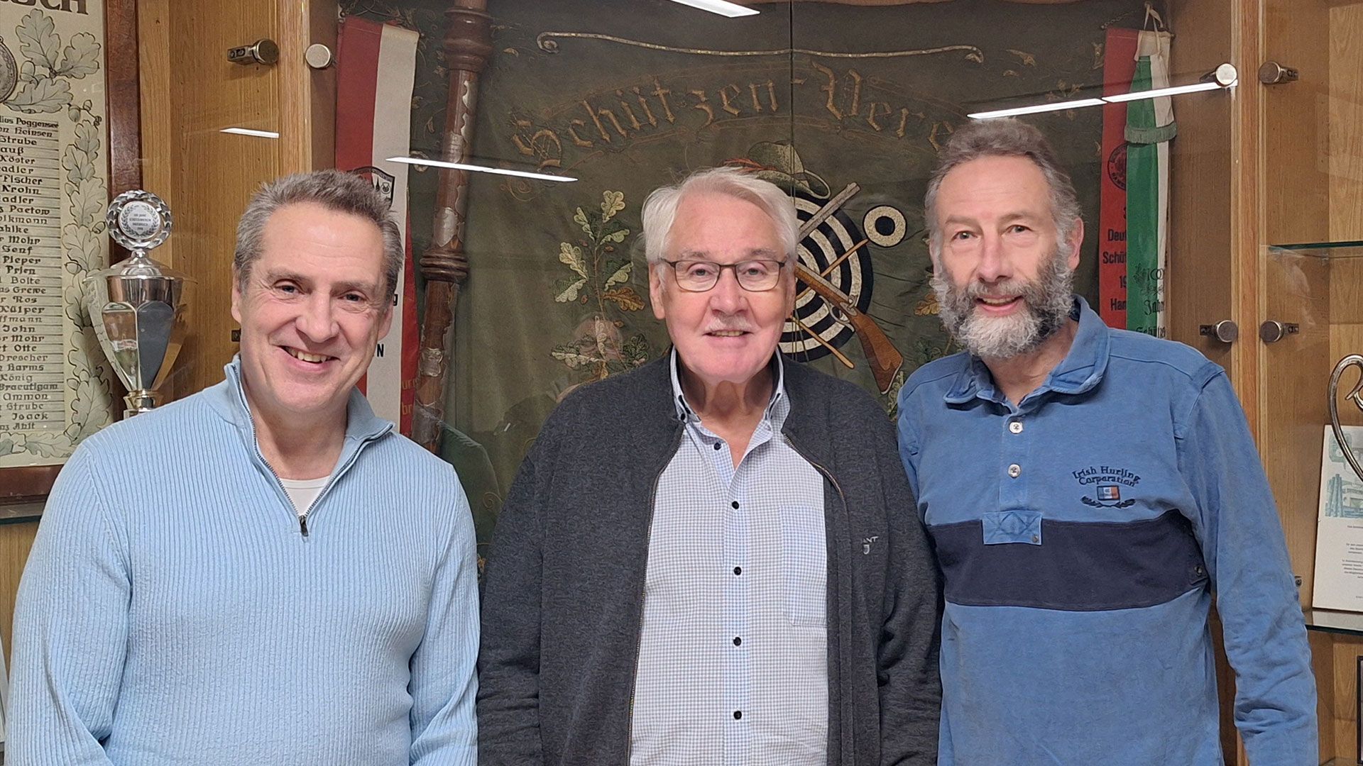 Die Hausbrucher Vorstandsmitglieder Michael John (von links), Karl-Heinz Ahlt und Hans-Heiner Fischer freuen sich auf die Schießwettbewerbe. Foto: HHF