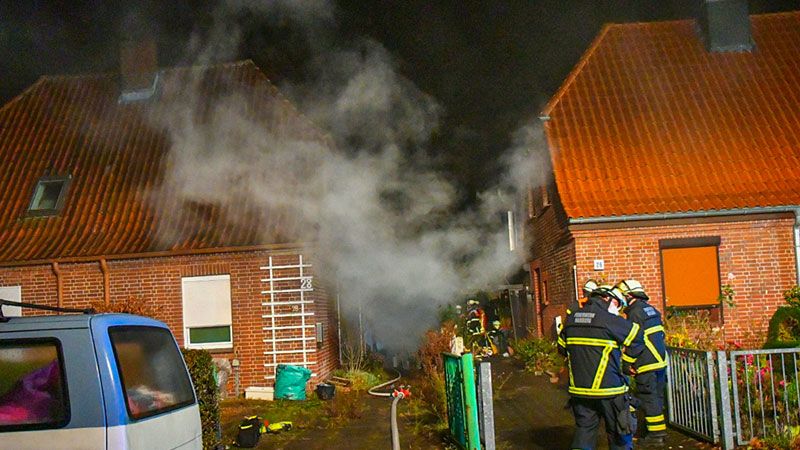 Nach zwei Stunden hatte die Feuerwehr den Brand in dem Anbau gelöscht. | Foto: HamburgNews