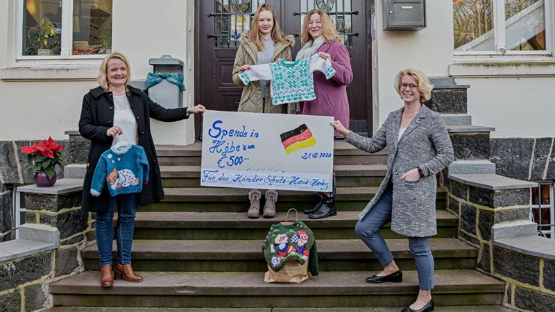 Freuen sich über die Spende für das Kinderschutz-Zentrum: Solveig Sengerhoff, Annabelle und Dorothee Löhr sowie Birgit Stöver (v.L.n.R.). | Foto: Niels Kreller