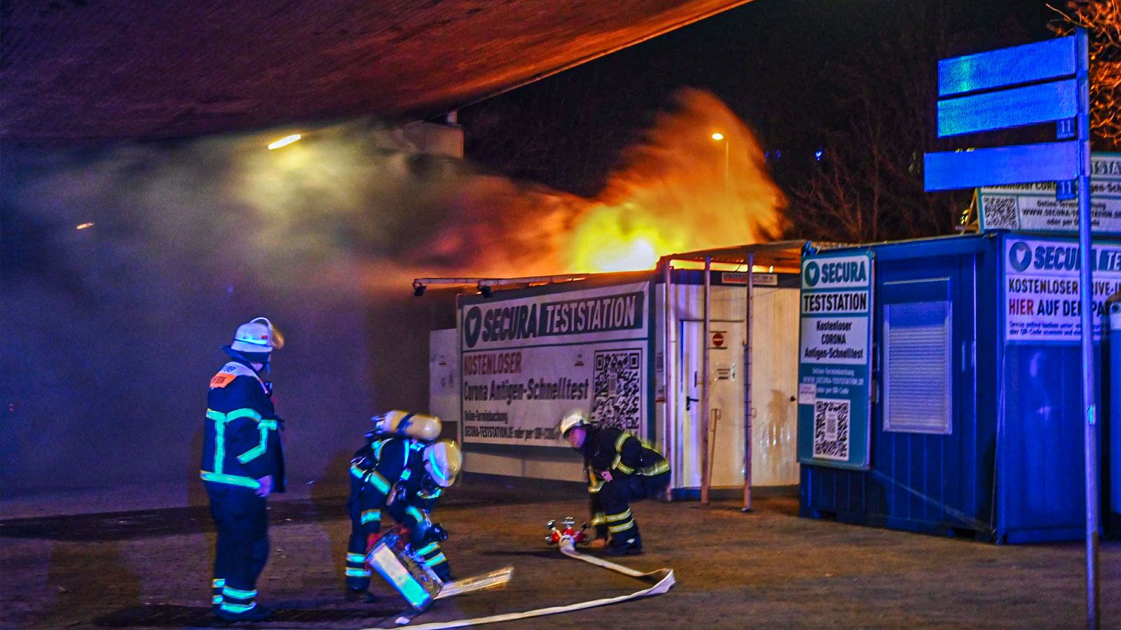 In Harburg wurden zwei Testcontainer für Coronatests in Brand gesteckt. | Foto: HamburgNews