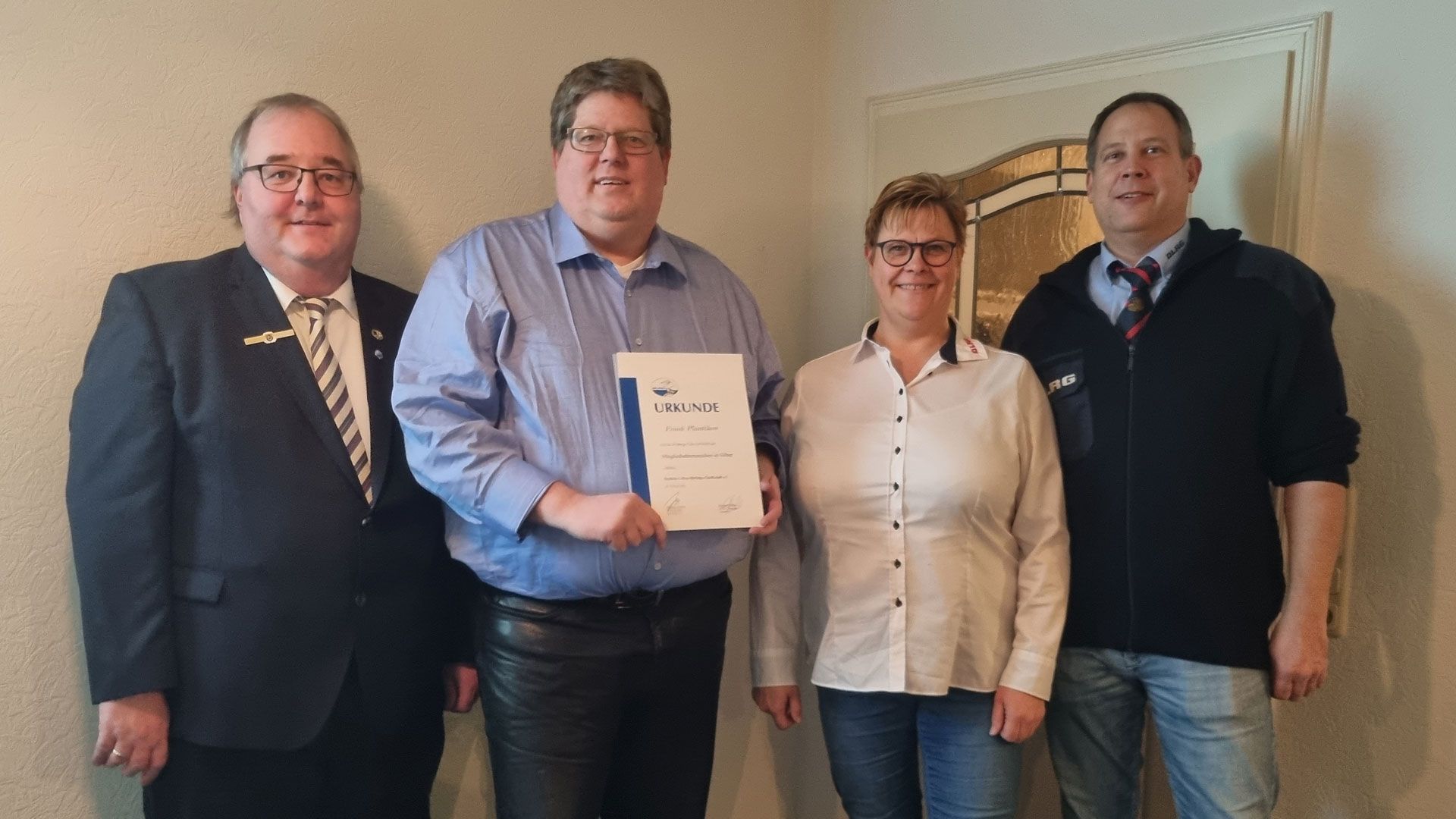 Ehrung bei der DLRG in Tostedt: DLRG-Bezirksleiter Matthias Groth (von links), Frank Plantikow, Margret Holste (Erste Vorsitzende) und Florian Rosenow (Zweiter Vorsitzender). | Foto: DLRG