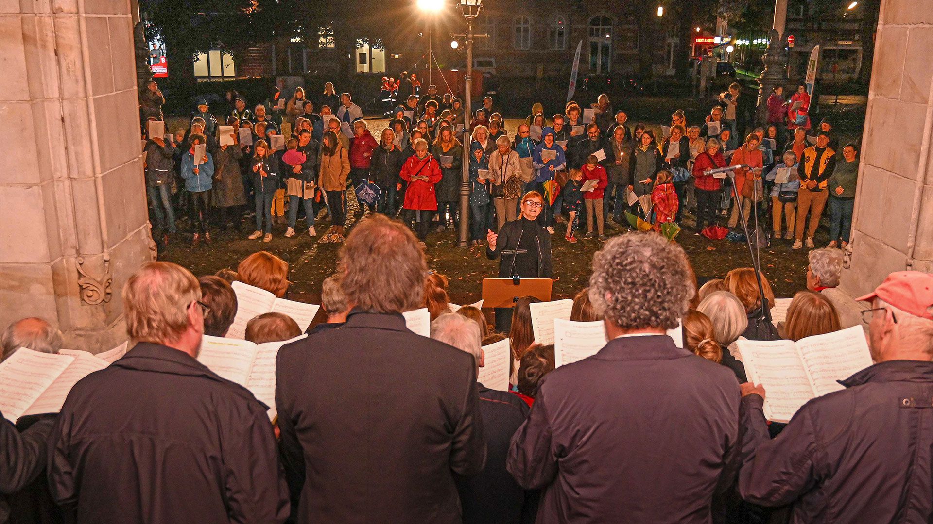 Rund 200 Teilnehmer waren zu der Aktion "Harburg singt mit" am Dienstag auf den Rathausplatz in Harburg gekommen. | Foto: Lenthe-Medien