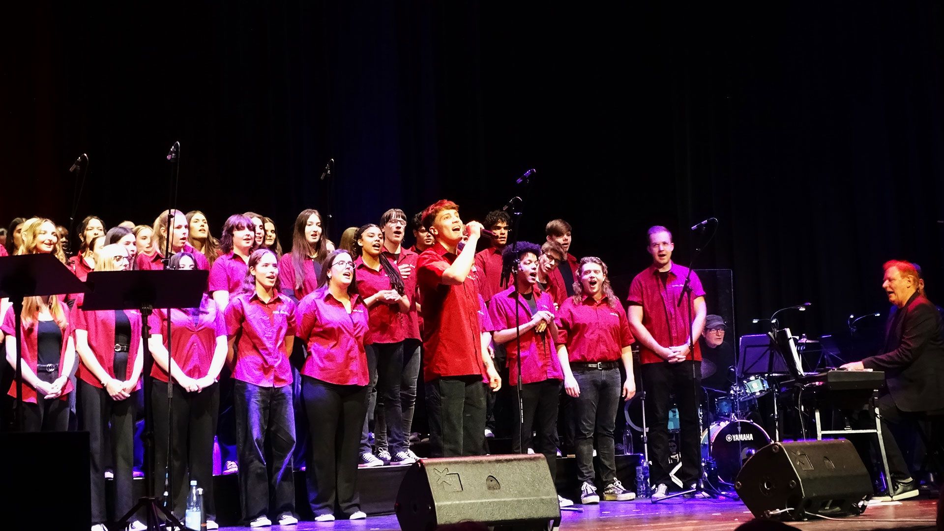 Der Harburger Chor Gospel Train begeisterte in der Buchholzer Empore rund 500 Zuschauer aus Buchholz und Umgebung sowie aus Harburg Stadt und Land. | Foto: Ilka Teschner