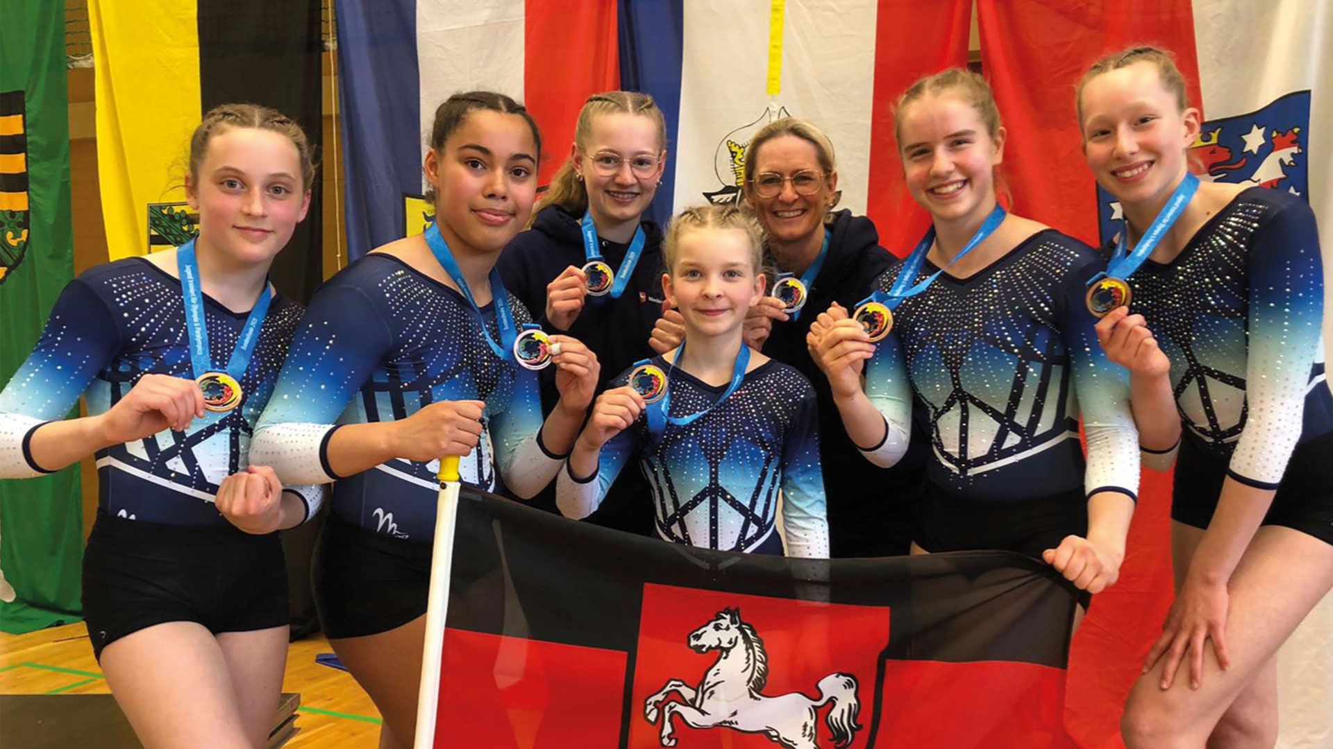 Das U16-Team des GAK als Bronzemedaillen-Gewinnerinnen - vorne v.l.: Laura Claessen, Latisha Lange, Anni Denschstädt, Patrica Pansegrau und Lilly Heilandt. Hinten Co-Trainerin Lea Pauline Scholz und GAK-Sportlehrerin und Chef-Trainerin Meike Scholz. Foto: ein