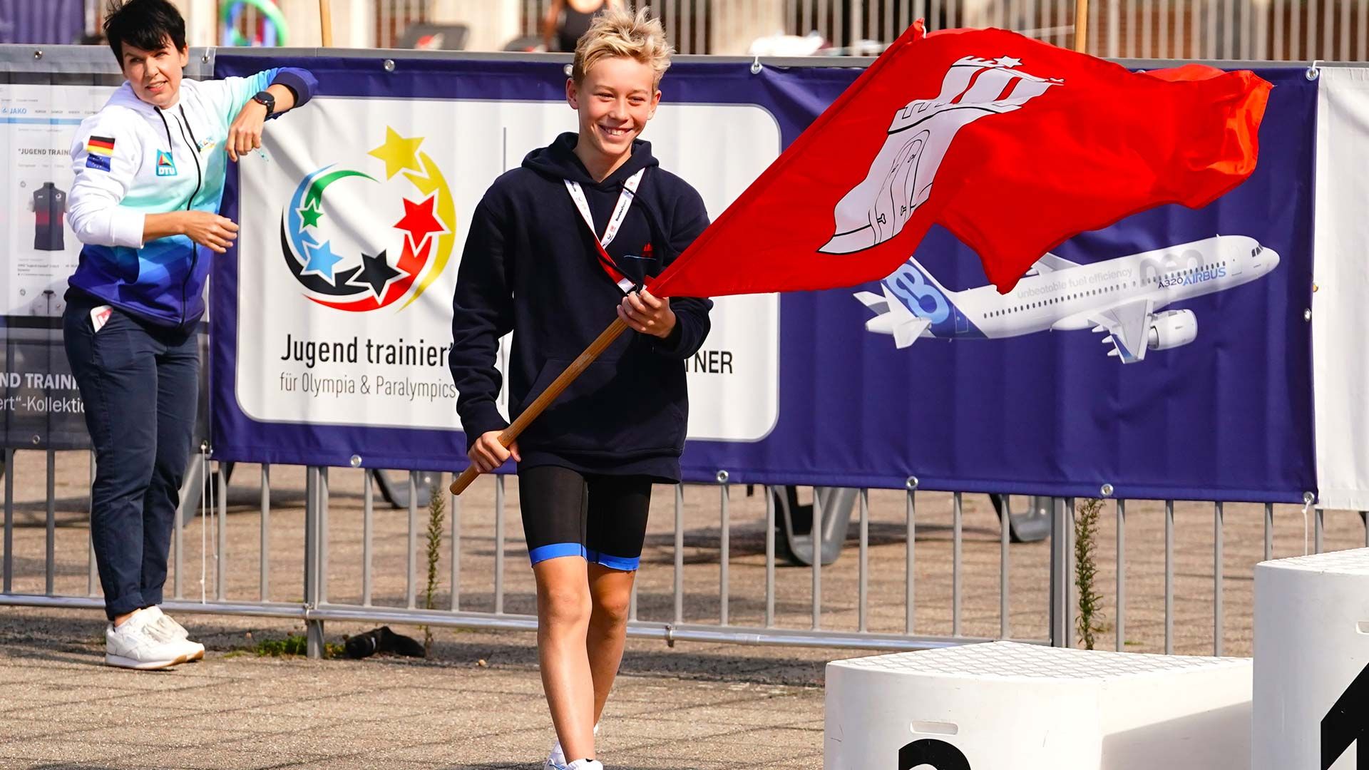 Triathlet Danny Ritter mit der Hamburg-Fahne. Foto: ein