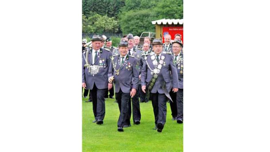 Der neue Heidenauer Schützenkönig Olaf Bruns (rechts) mit seinem Vorgänger Stefan Dreßler (links) und Kommandeur Harald Behrens. | Foto: ein