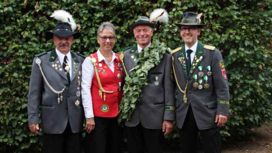 Über die Königswürden in Hittfeld freuen sich Heiner Weseloh (von links), Regina und Carl Heinz Röntsch und Jens Dehrmann. | Foto: ein