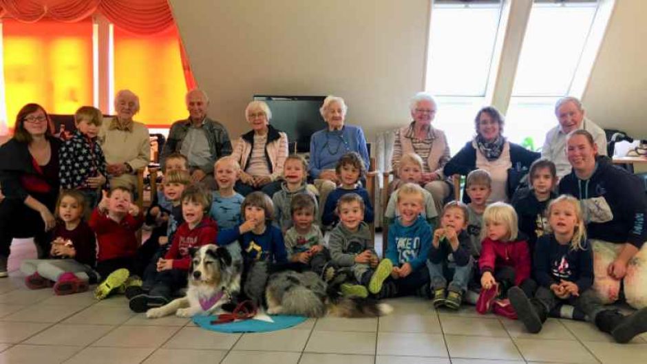 Senioren im Haus Kirchberg sowie Kinder aus der DRK-Kindertagesstätte Hittfeld Lindhorster Straße bei dergemeinsamen Stunde mit Therapiehündin Amy. | Foto: ein
