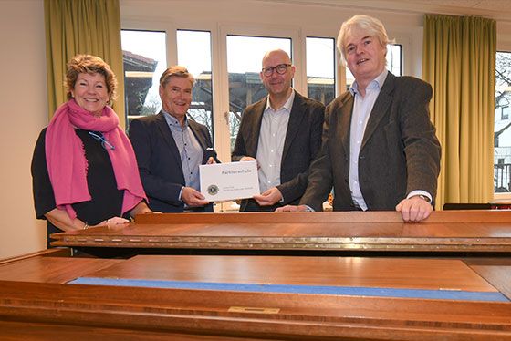 Dorothea Scharff (STS Ehestorfer Weg), Dr. Dirk Alert (Lions Club Hamburg Harburg Altstadt), Schulleiter Tobias Langer du Dr. Hajo Gehrckens (Lions) freuen sich über die neu ins Leben gerufene Partnerschaft für Chancengerechtigkeit zwischen dem Lions Club Hamburg Harburger Altstadt und der Stadtteilschule Ehestorfer Weg. | Foto: Niels Kreller