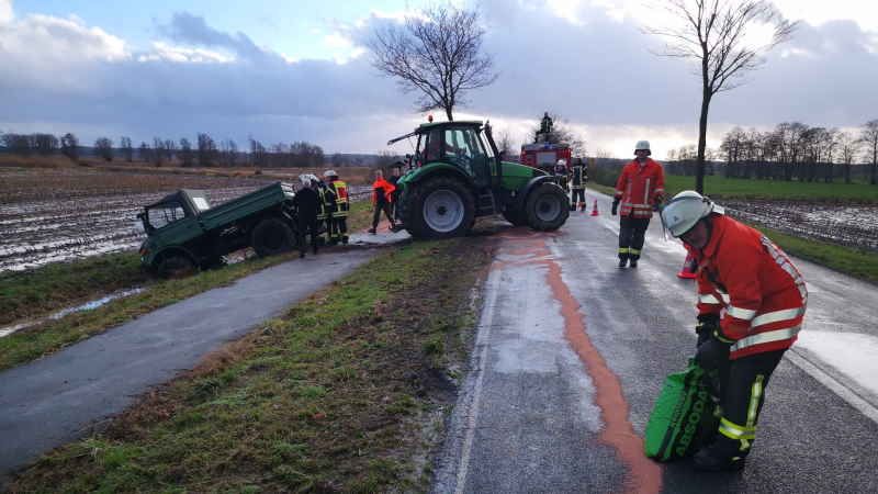 Feuerwehrleute aus Fliegenberg/Rosenweide und Maschen waren bei diesem Verkehrsunfall auf der Steller Chaussee bei Fliegenberg im Einsatz und bekämpften einen Umweltschaden. | Foto: ein