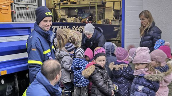 Die Kids der DRK-Kita Niedersachsenstraße beim Besuch des THW Stelle. | Foto: ein