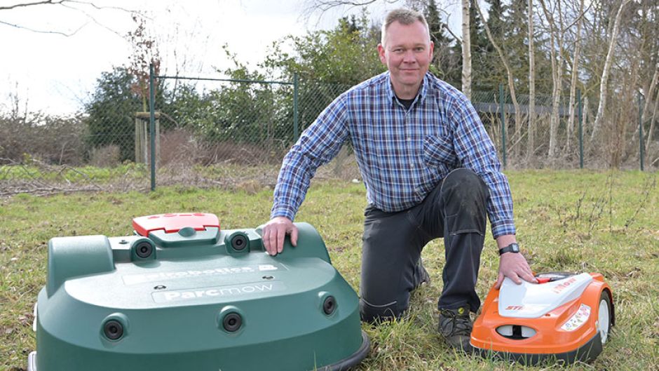 Die Roboter-Rasenmäher sind die Spezialität von KFZ-Meister Frank Steenwarber von Meister Witt aus Stade. Bis zu 40.000 Quadratmeter Rasenfläche können so gepflegt werden.
