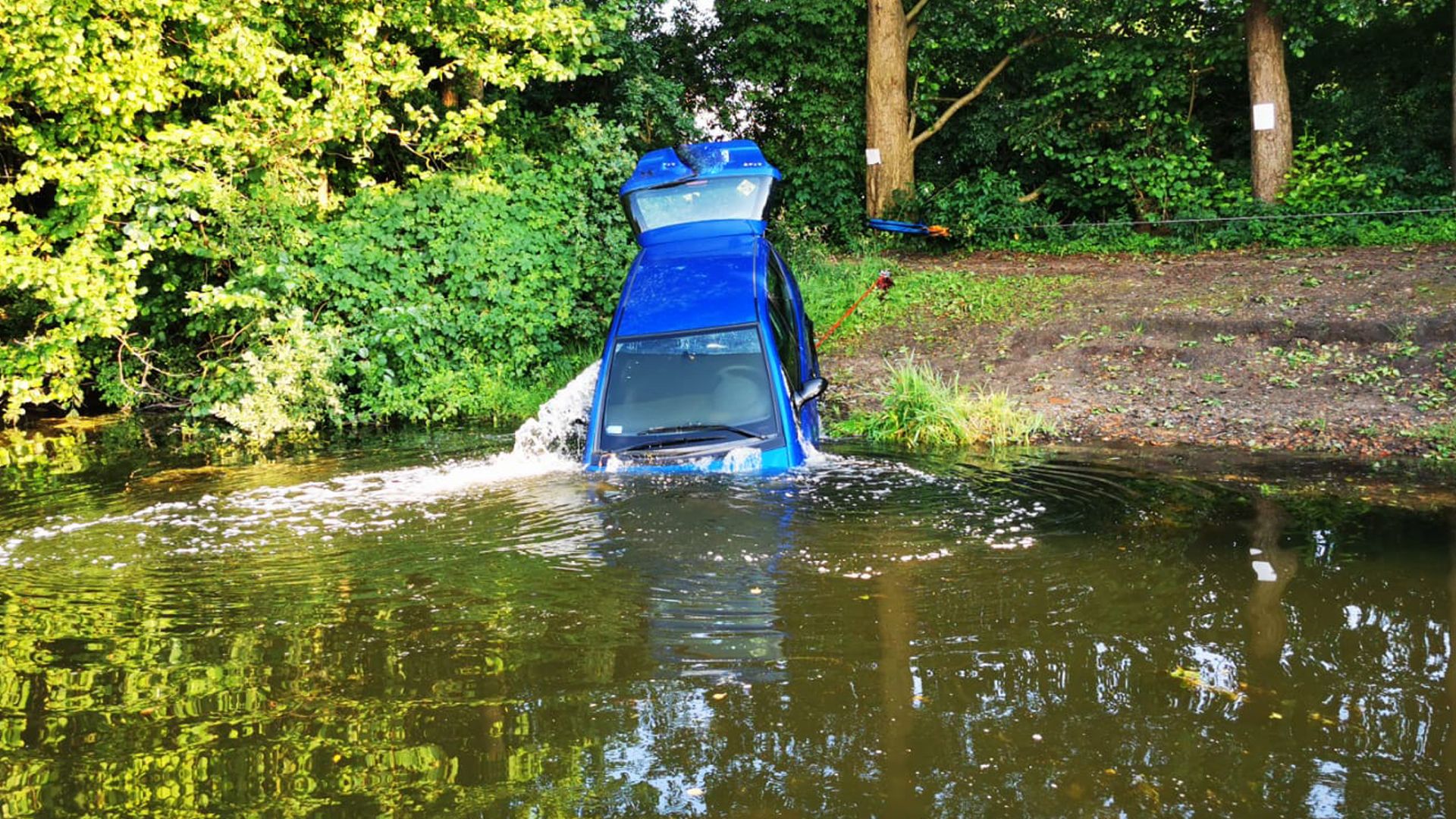 Die Feuerwehr Maschen barg diesen im Wasser des Maschener Angelsees stehenden Pkw. Über das Kleinboot der FF Maschen wurden Ölschlengel rund um das Fahrzeug gesetzt. | Fotos: Remon Hirschmeier, FF Maschen