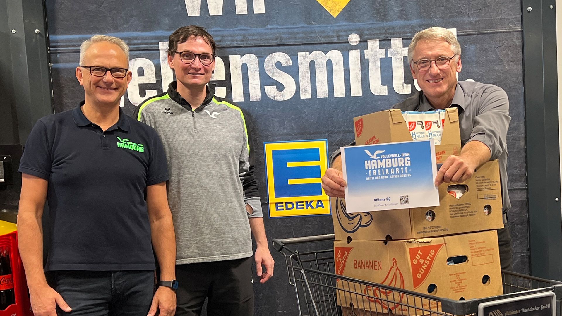 Spendenaktion für die Tafel Neuwiedenthal (v.li.): VTH-Helfer Thomas Brabandt, VTH-Trainer Gerd Grün und Jan Meibohm, Inhaber EDEKA Meibohm. | Foto: VTH
