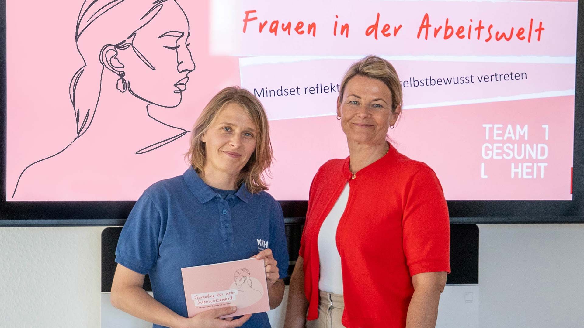 Lucie Schauer (links, Referentin, KKH) und Elfi Köhler-Fois (Fachbereichsleitung Pflege). Foto: DRK-Kreisverband Harburg-Land