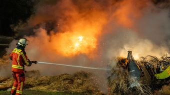 Das Feuer zerstörte 150 Strohballen auf einem Feld bei Rade. Foto: JOTO