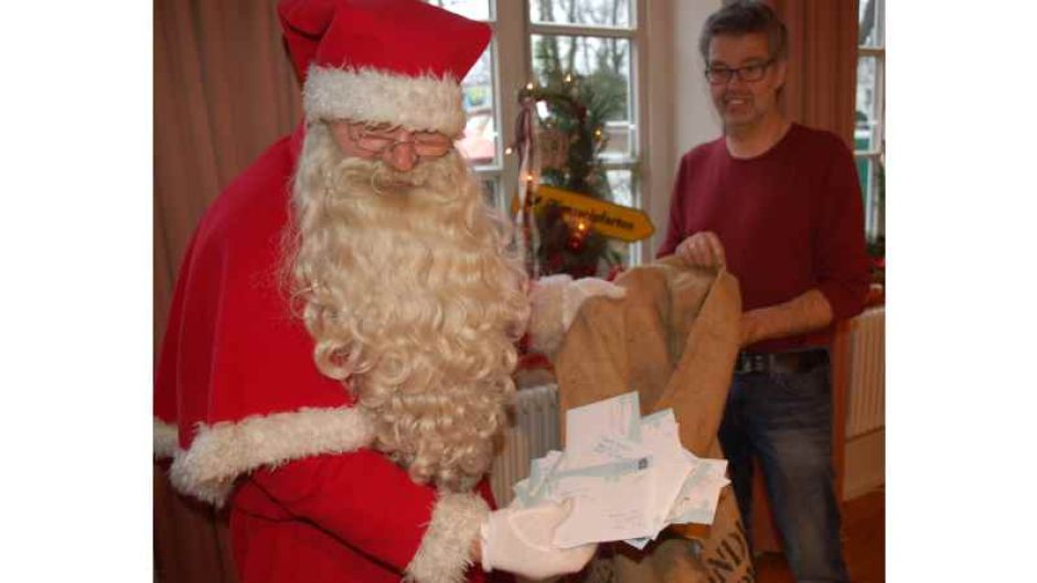 „Angekommen: Der Weihnachtsmann und der Leiter des Christkindpostamtes Himmelpforten, Wolfgang Dipper, haben die 320 Briefe aus Buxtehude entgegen genommen.“ | Foto: ein