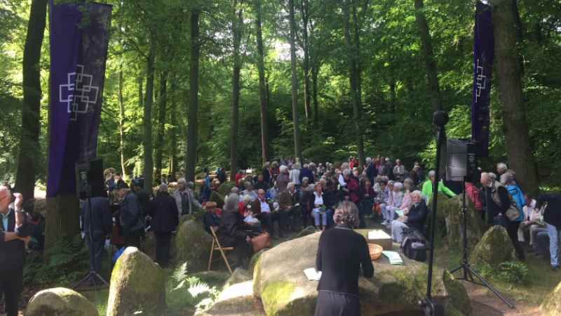 Der Kirchenkreis Hittfeld lädt zum Waldgottesdienst am Pfingstmontag in den Klecker Wald. Hier ein Foto aus dem vergangenem Jahr. | Foto: ein