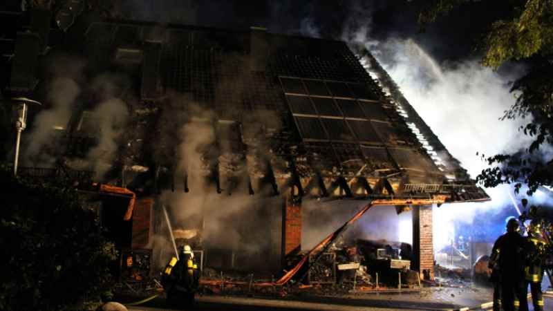 Drei Leichtverletzte und einen hohen Sachschaden forderte dieser Dachstuhlbrand in Buchholz-Steinbeck. Drei Feuerwehr-Teams waren stundenlang im Einsatz. | Foto: ein