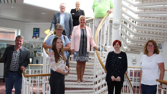 Seevetals Bürgermeisterin Martina Oertzen (Mitte) begrüßte gemeinsam mit dem Hauptamtsleiter Mike Wille (Mitte, links) die neuen Auszubildenden Luisa Albermann, Sarah Baumhof und Annett Steinkühler (Unten). Ebenfalls mit auf dem Foto sind die Kollegen aus dem Hauptamt Erich Schwentke (unten, links) und Uwe Beiß (oben) sowie die „Paten“ der drei Nachwuchskräfte: Doris Esselmann und Maren Pfaff. | Foto: ein