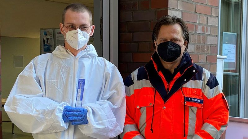 Testeten am Eröffnungstag des DRK-Testzentrums in Harburg: Danny Toboldt (li.) und Peter Schütze, Mitarbeiter der Corona-Task Force beim Harburger Roten Kreuz. | Foto: DRK Hamburg-Harburg e.V.