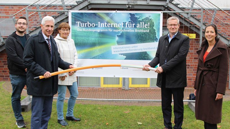 Über schnelles Internet per Glasfaser für 17 weitere Schulen im Landkreis Harburg freuen sich (von links): Kristian Schmidt (Kuhlmann Tiefbau GmbH), Landrat Rainer Rempe, Anke Wilcke (Abteilungsleiterin Schule / ÖPNV / Sport Landkreis Harburg), Andreas Temmen (EWE - Geschäftskunden – Leiter TK Lösungen für Kommunen) und Ana Christina Bröcking (Leiterin Stabsstelle Digitale Infrastruktur Landkreis Harburg). | Foto: Landkreis Harburg