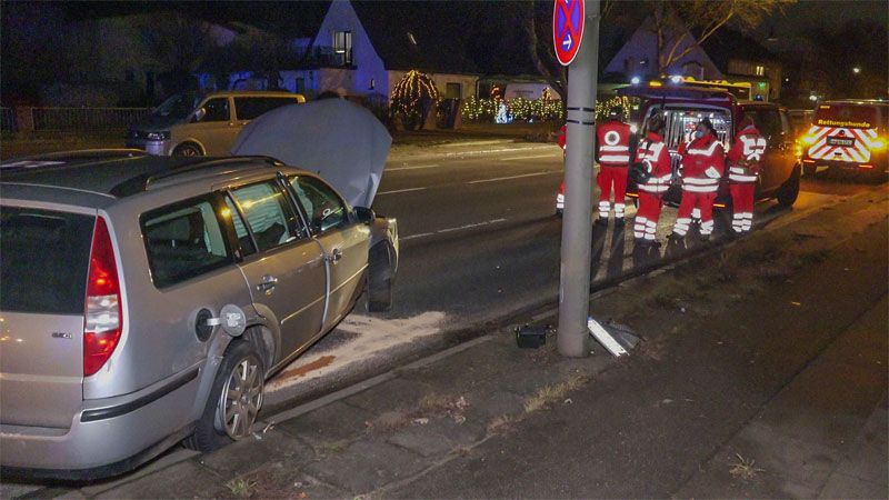 Der Fahrer dieses PKW flüchtete nach dem Unfall und konnte von der Polizei trotz des Einsatzes von Rettungshunden nicht aufgefunden werden. | Foto: HamburgNews