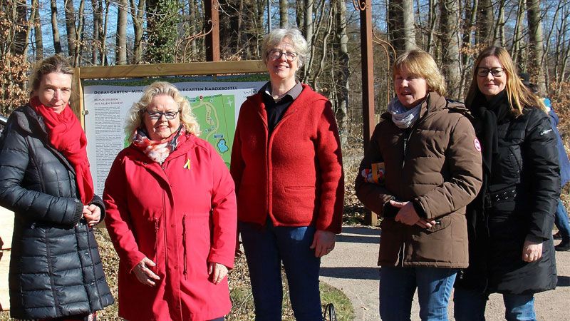 Seevetals Bürgermeisterin Emily Weede (Mitte) freute sich über die Frauenpower aus der Seevetaler Politik: Svenja Stadler (MdB, von links), Angelika Tumuschat-Bruhn (Ortsbürgermeisterin Maschen, Horst und Hörsten), Gleichstellungsbeauftragte Sabine von Xylander sowie Martina Dehmer. | Foto: Gemeinde Seevetal
