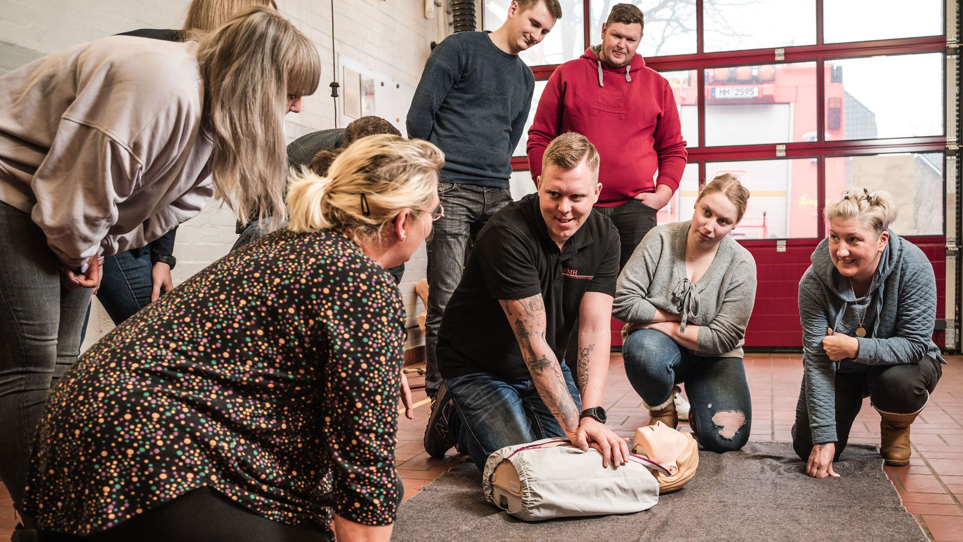 Emergency Medicine Hamburg bietet für Unternehmen die gesetzlich vorgeschriebene Ausbildung von Ersthelfern an.